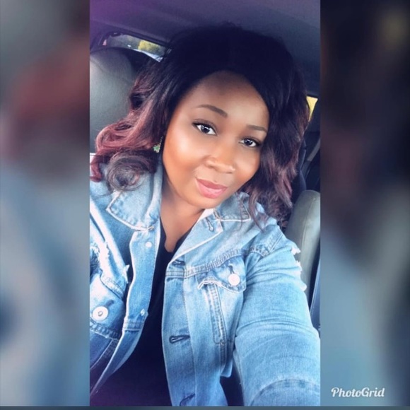 Meet your Posher, Nicole - Picture 1 of 1